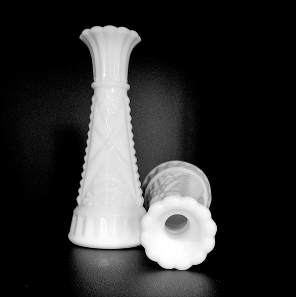 Set of 2 Milk glass bud vases - Picture 2 of 3